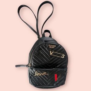 *VICTORIA'S SECRET MINI BLACK BAG*
Worn once but I carry too much stuff lol